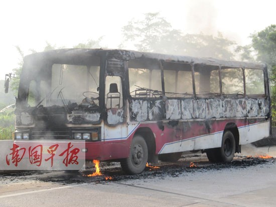 大巴行駛中自燃 消防大隊官兵趕到數(shù)分鐘撲滅大火