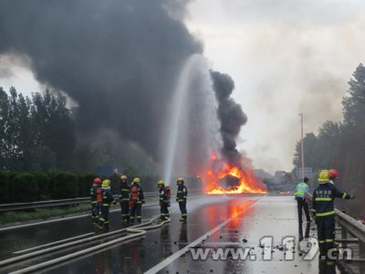 3車相撞致29噸糠醇泄漏起火 揚(yáng)州消防緊急處置