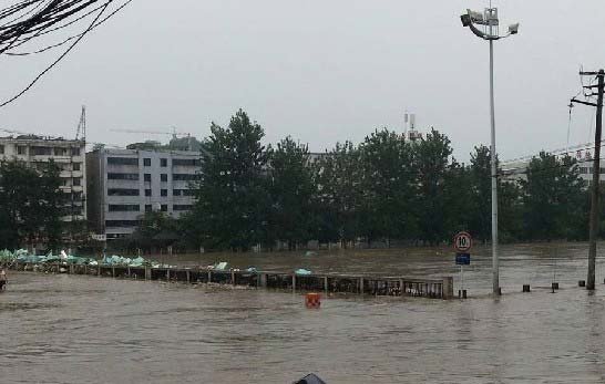 金堂洪水水位緩慢上漲 已漫過老縣城平安橋(圖)