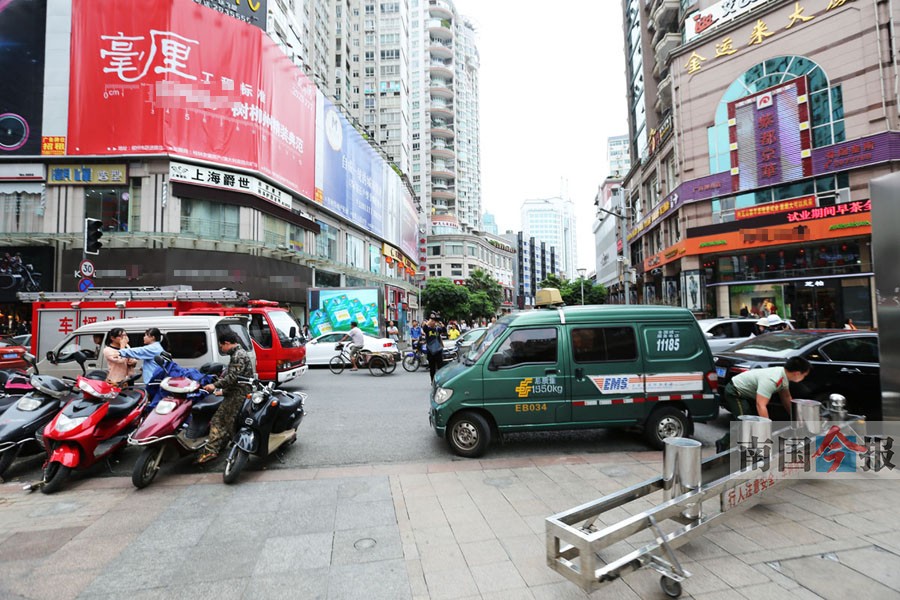 柳州五星街消防實戰(zhàn)演練 亂停車擋住消防車(圖)