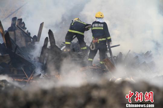 圖為新疆塔城消防人員正在用水槍滅火。 馬振彪 攝