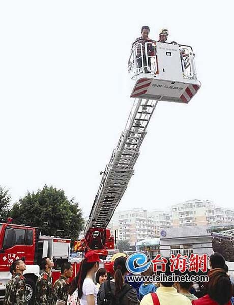 消防宣傳車走進社區(qū)