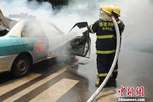 福州羅源縣鳳山鎮(zhèn)鳳南東路一出租車行駛途中起大火