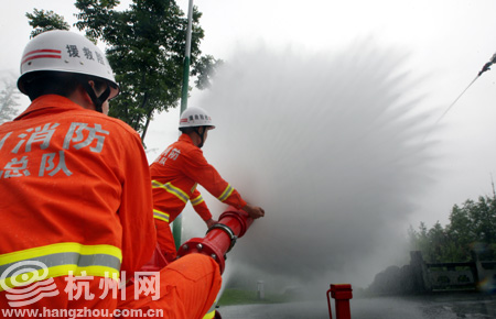 消防員測試大功率遠(yuǎn)程供水系統(tǒng)的專用水炮