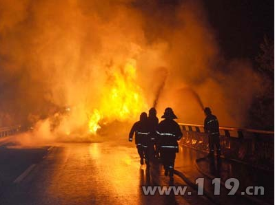 寧洛高速大貨車爆胎起火