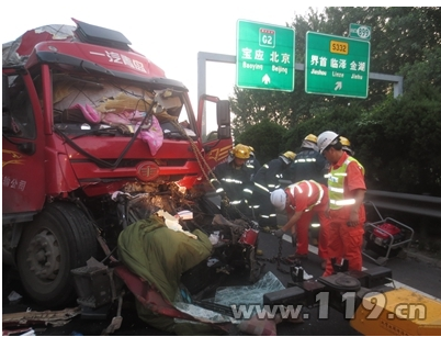 京滬高速兩車追尾