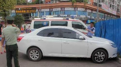 執(zhí)法人員對違規(guī)車輛進行處理