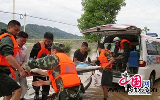 消防官兵正在進行救援