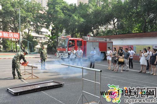 消防官兵為老師們進行業(yè)務技能項目展示