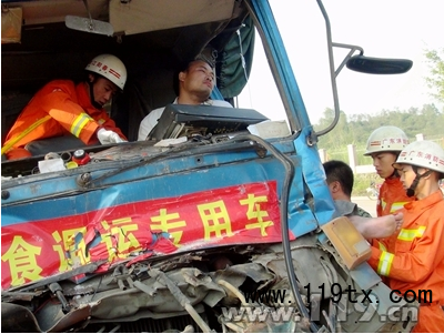 陽江一收費(fèi)站兩貨車追尾