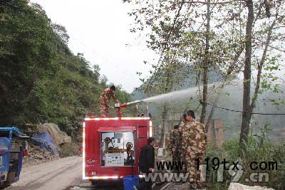 消防官兵學(xué)習(xí)操作泡沫消防車