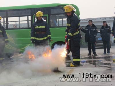 消防官兵現(xiàn)場演示使用滅火器滅火