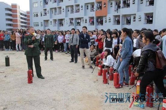 消防官兵組織幼兒師范高等學(xué)校師生開(kāi)展油盆滅火演練