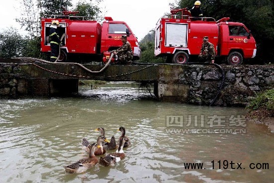 消防隊(duì)員用手抬機(jī)動(dòng)泵為微型消防車供水