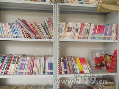 村社消防書屋書架上的擺放各類消防書籍