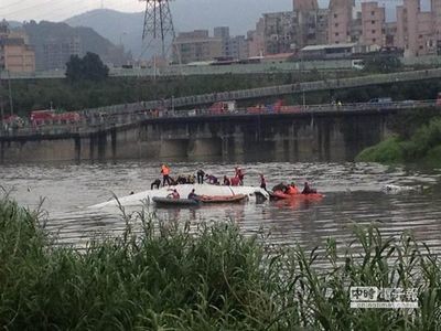 復興客機墜河：臺北消防局將出動吊車把機身拉上岸