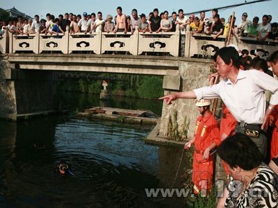 女童河邊玩耍不慎落水 揚(yáng)州消防蛙人聯(lián)手打撈隊(duì)搜救