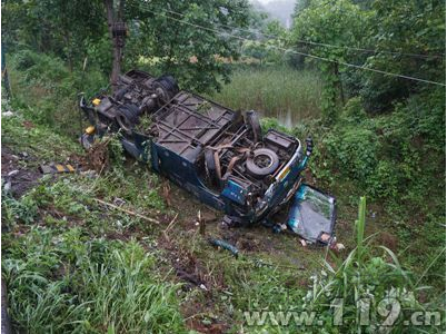 咸寧國107國道一大型客車側(cè)翻9人受傷