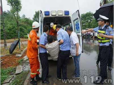 咸寧國107國道一大型客車側(cè)翻9人受傷