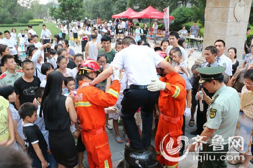 綠地盧浮宮居民爭(zhēng)相體驗(yàn)消防救援設(shè)施——球形起重氣墊的威力。（齊魯網(wǎng)記者 白少光 攝）