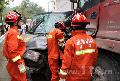 溫州一鄉(xiāng)村兩車相撞致1人被困