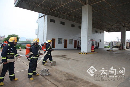 組織消防官兵對(duì)易燃易爆單位開展演練