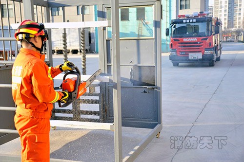 3月1日，山東聊城公安消防支隊的消防員們正在進行“雙干線三支水槍”實戰(zhàn)演練。