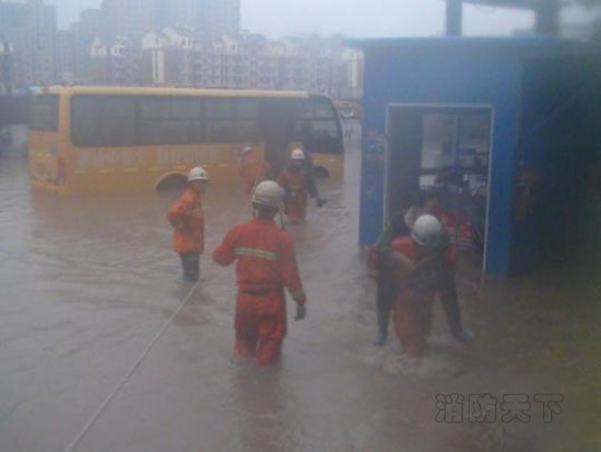 強(qiáng)降雨致校車熄火 湖北黃石消防轉(zhuǎn)移40余名學(xué)生