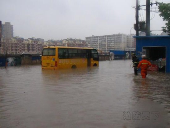 強(qiáng)降雨致校車熄火 湖北黃石消防轉(zhuǎn)移40余名學(xué)生