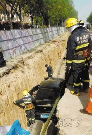 男子酒后駕車掉入施工坑道